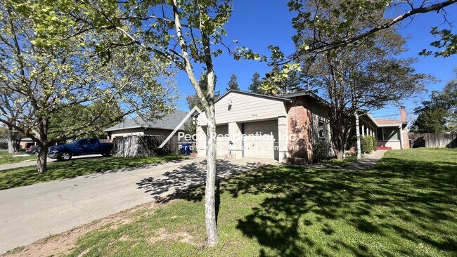 Primary Photo - Charming Arden Area 2bd/1ba Duplex!