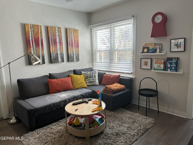 Building Photo - 3921 Pershing Dr