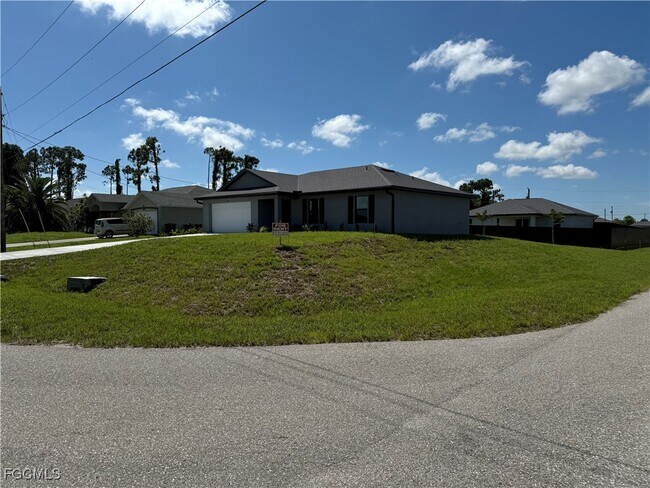 Building Photo - 918 NE 33rd Ln