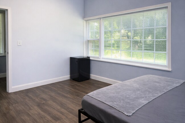 Building Photo - Space, Comfort & Convenience — Discover This Hidden Gem in Charlotte