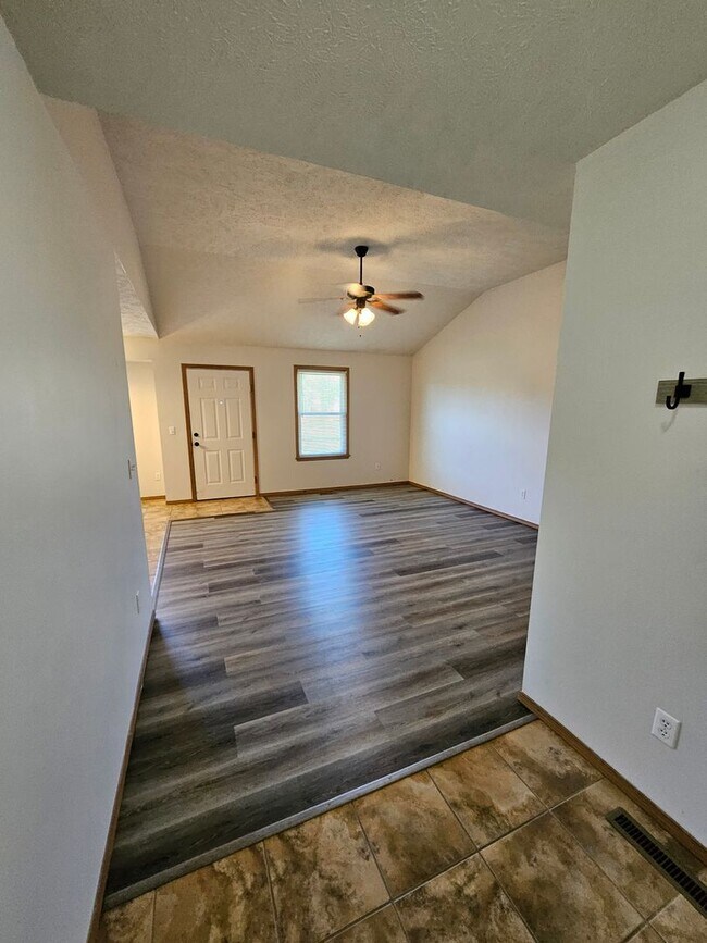 Building Photo - Beautiful house in the Fall Creek Subdivision! Carl Junction!