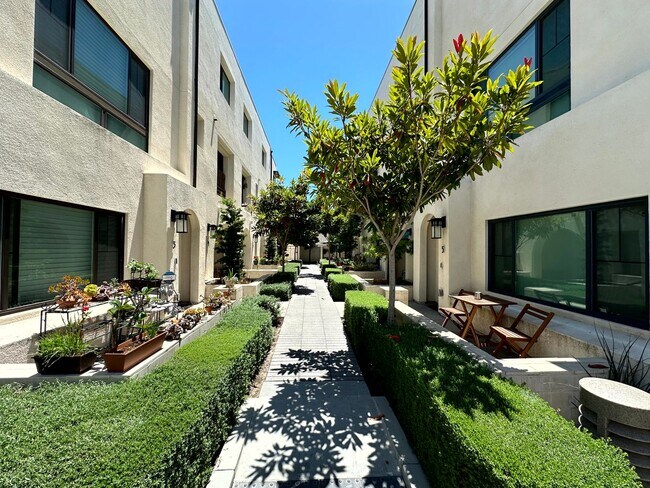 Building Photo - Fantastic 3 Story Townhome - 2 bedrooms - ...