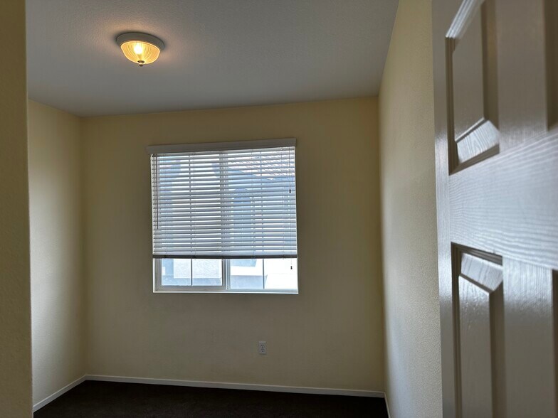 Building Photo - 310 Sunset Way