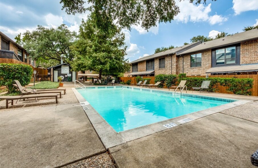 Building Photo - 7525 Holly Hill Dr