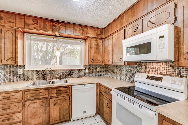 Building Photo - 2404 Andover Dr