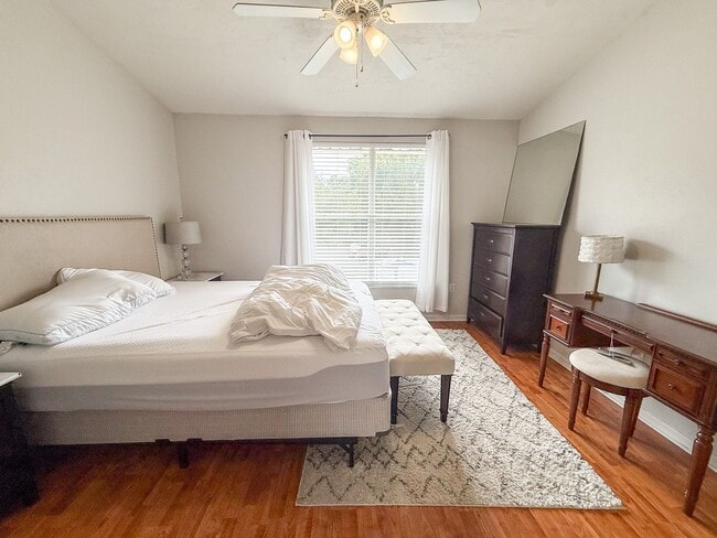 Building Photo - Victoria Station #132