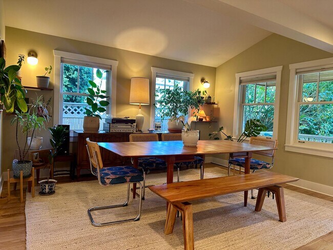 Building Photo - Gorgeous Maple Leaf Property - Huge Yard a...