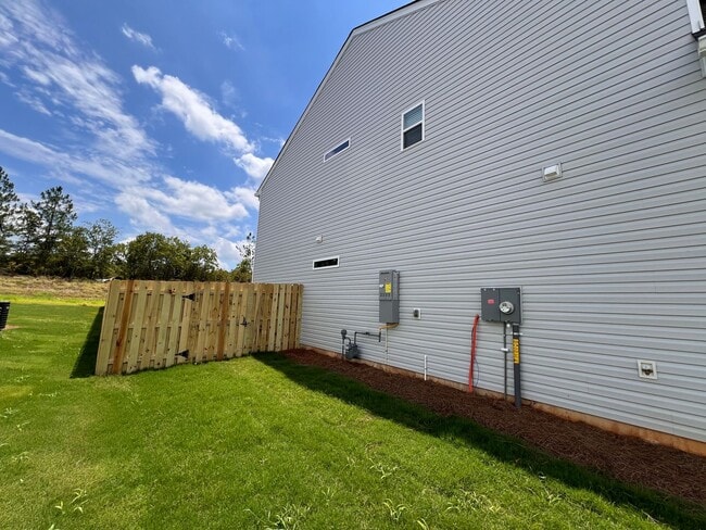 Building Photo - 421 Midland Pnes Dr
