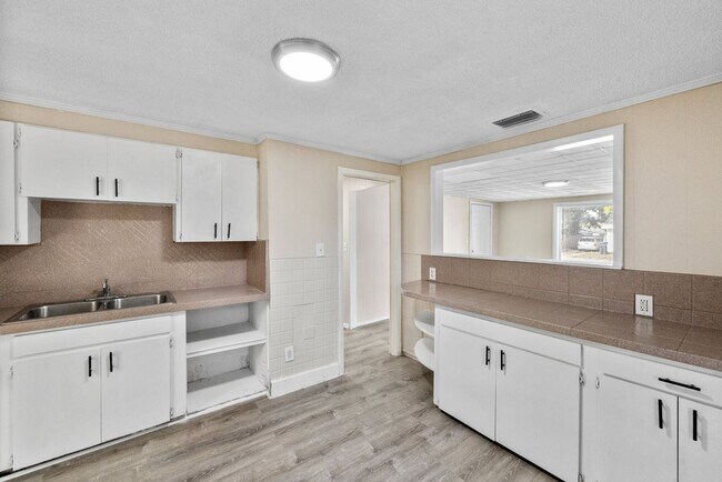 Building Photo - Cute St Pete Bungalow 3/1
