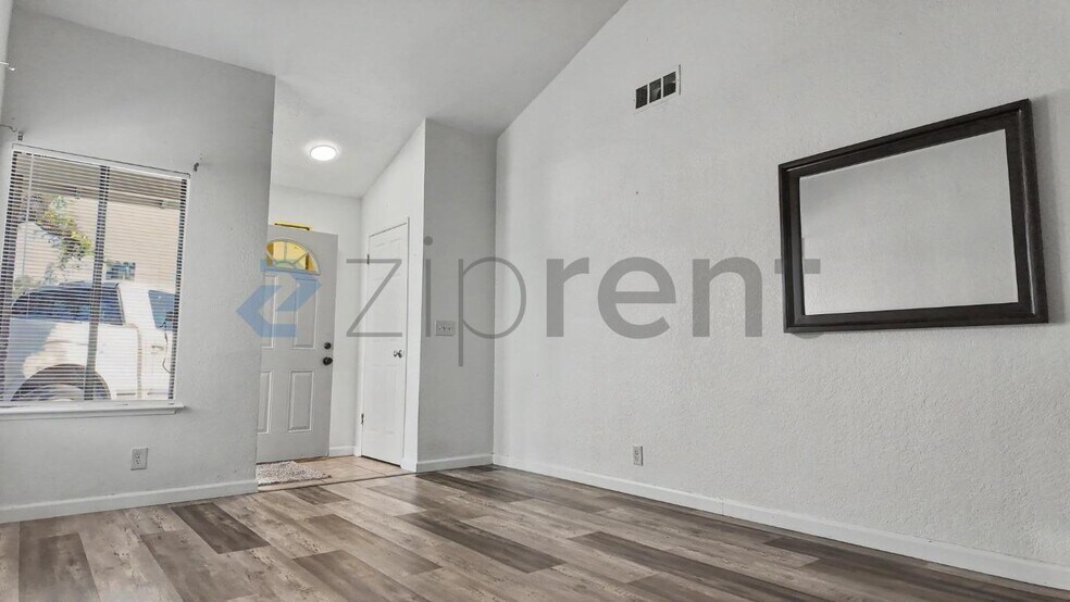 Building Photo - Unit B