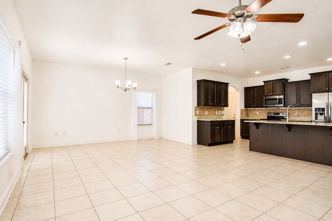 Building Photo - Highly desired 4/2.5 Gulf Breeze Home with hot tub!
