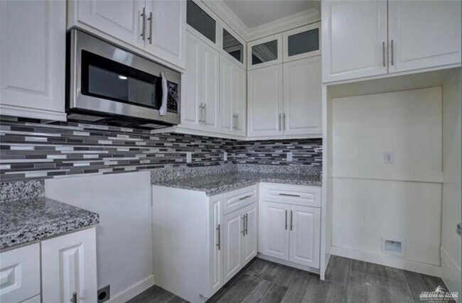 Building Photo - 18 Sunset Dr