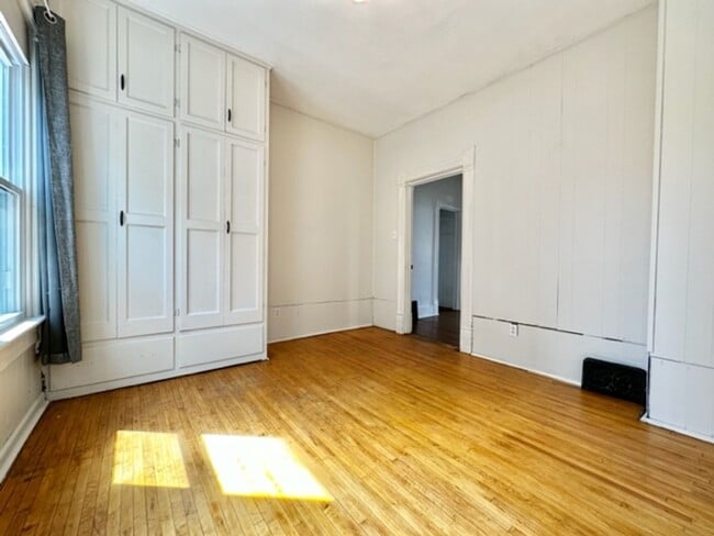 Building Photo - 122 S Van Buren St