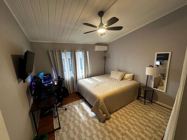 Building Photo - Beautiful Condo close to Memorial and Garces HS