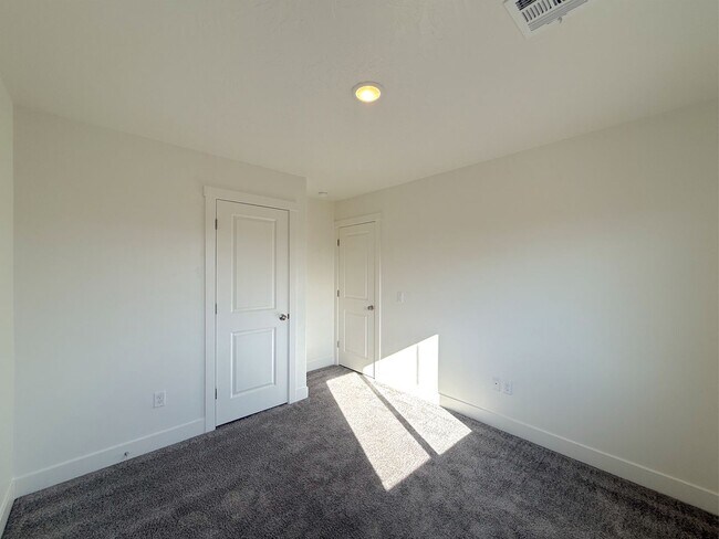 Building Photo - 4 Bed, 2.5 Bath home with 2 Car Garage