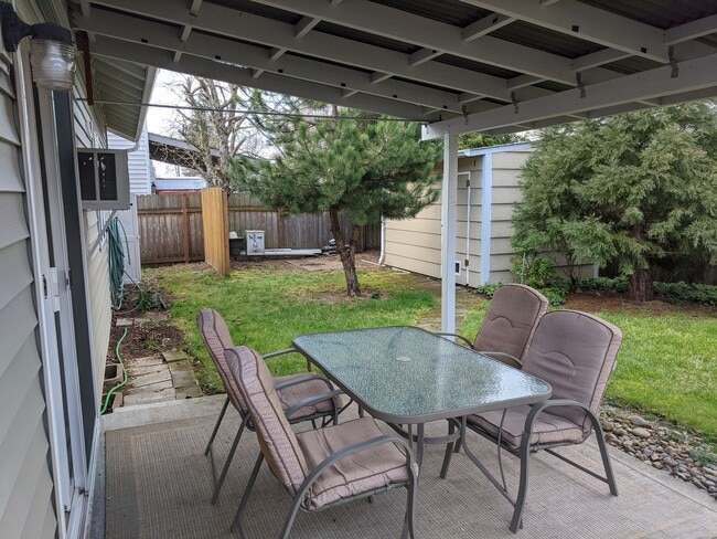 Building Photo - Conveniently located 3 bedroom Home