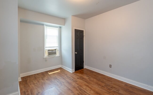 Building Photo - Newly rehabbed 3 bedroom 1.5 bath unit