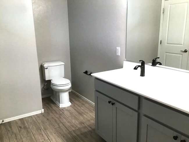 Building Photo - Clean, 3 Bdrm + Den, 2 Bath, 1842 sq/ft in NW area