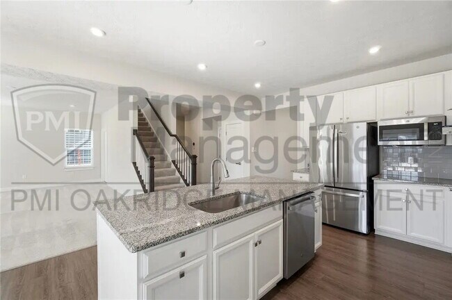 Building Photo - 3 Bed 3 1/2 Bath Single Family Home with Attached 2 Car Garage