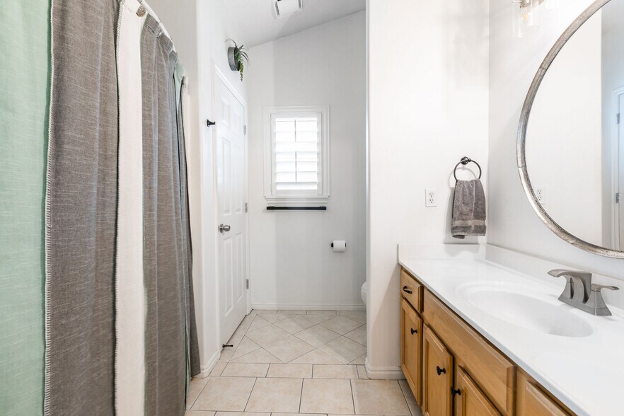 Building Photo - 6002 W Olympiad Ln