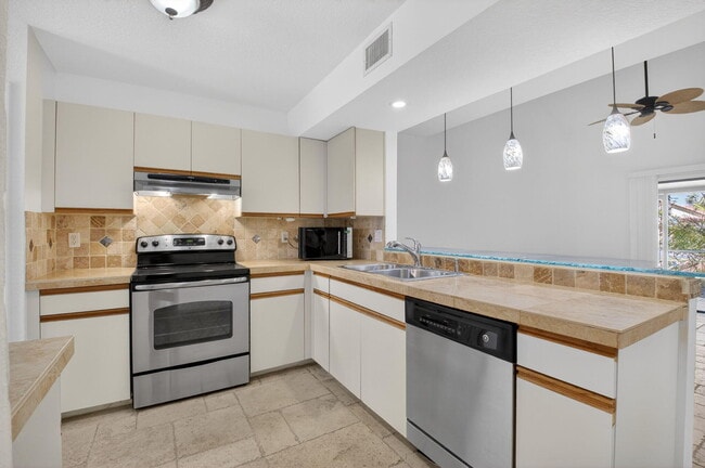 Building Photo - 10253 Riverbend Terrace