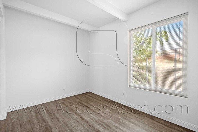 Building Photo - Charming Downstairs 2 Bed/1 Bath Unit With...