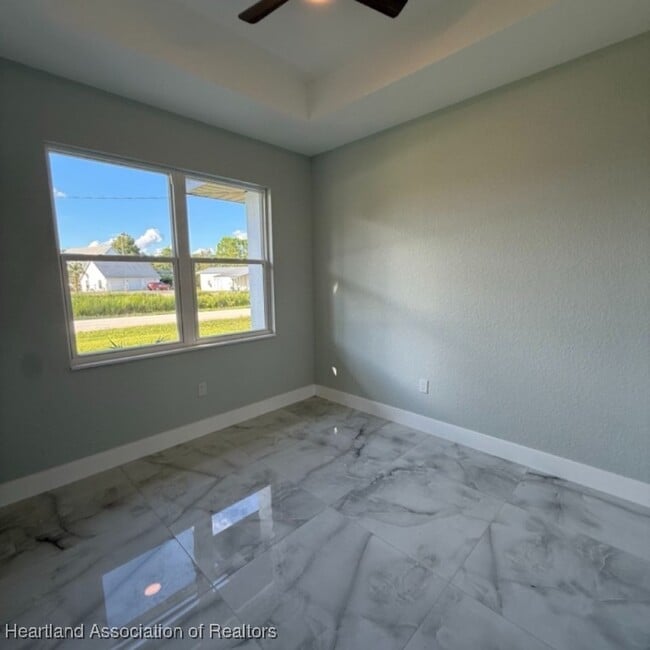 Building Photo - 2011 W Falcon Rd