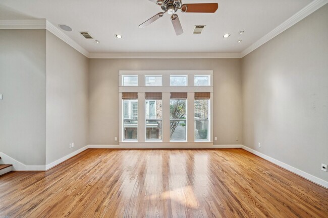 Building Photo - 2024 Vermont St