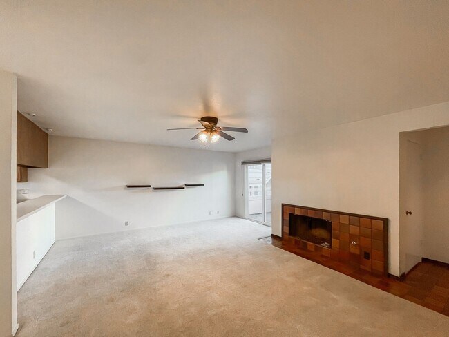 Building Photo - Spacious 2 bedroom, 2 bathroom Condo in Qu...