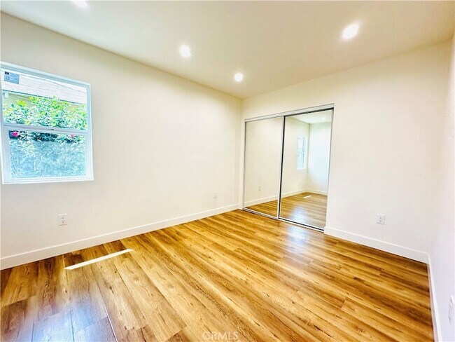 Building Photo - 11104 Oxnard St