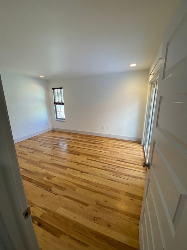 Building Photo - Three bedroom, Two+bathroom Townhouse Loca...