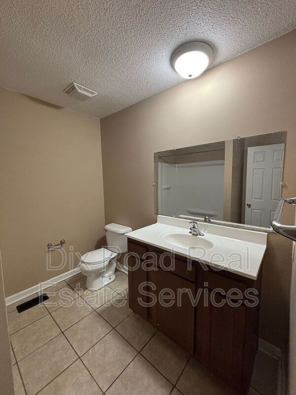 Building Photo - 3701 Greenview Dr