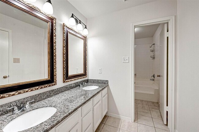 Building Photo - 1112 Bering Dr