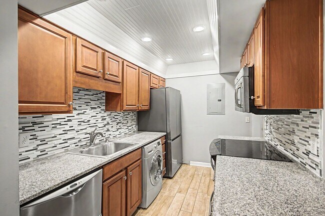 Building Photo - Fantastic 1BR/1BA condo in the desirable Georgetown Condominiums in the heart of Green Hills!