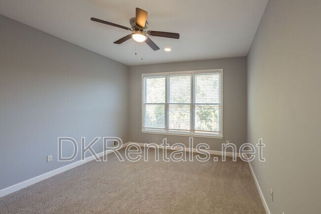 Building Photo - 841 Lakeglen Dr