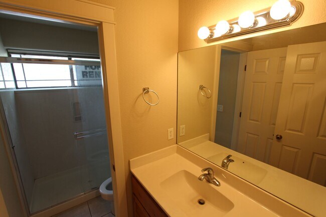 Building Photo - Spacious 3BR home Near NAU | New Carpet + Parking for 3 Vehicles