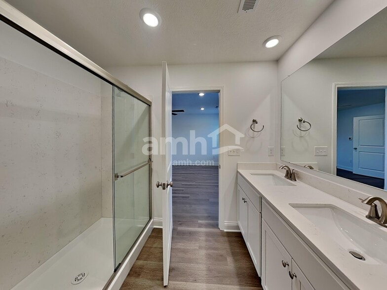 Building Photo - 1343 Pk Pl S