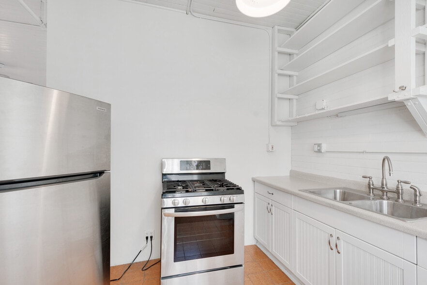 Stainless Appliances - 911 Lincoln Ave