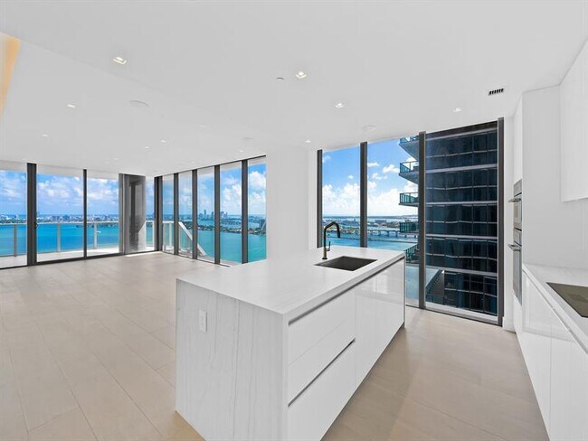 Building Photo - 700 NE 24th St