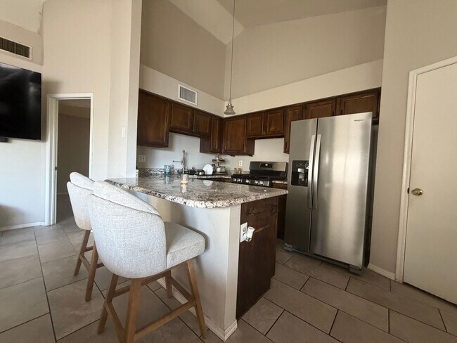 Building Photo - 2 Bedroom 2 bath private enclosed yard for
