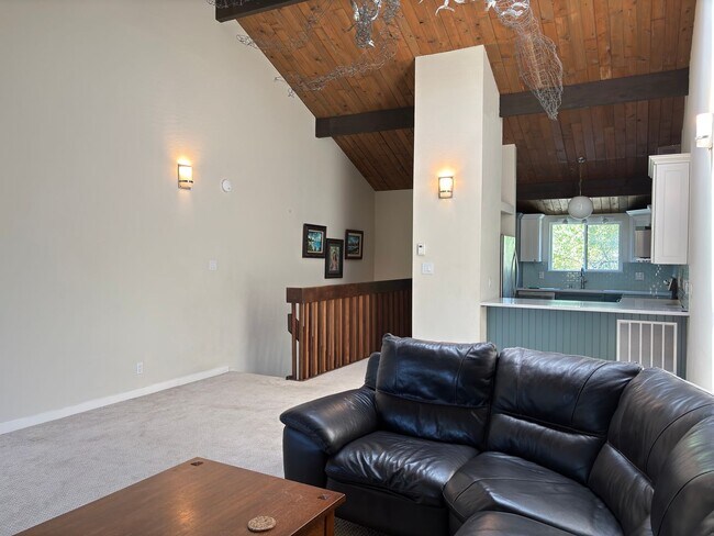 Building Photo - STUNNING NEWLY REMODELED CONDO WITH POOL &...