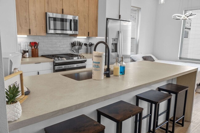 Building Photo - 6740 Peerless St