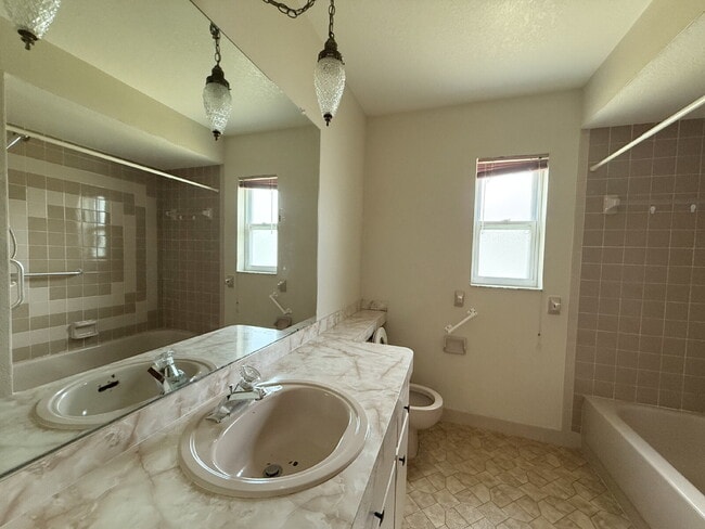 Building Photo - "Charming 3-Bed, 2-Bath Oasis in Spring Hi...