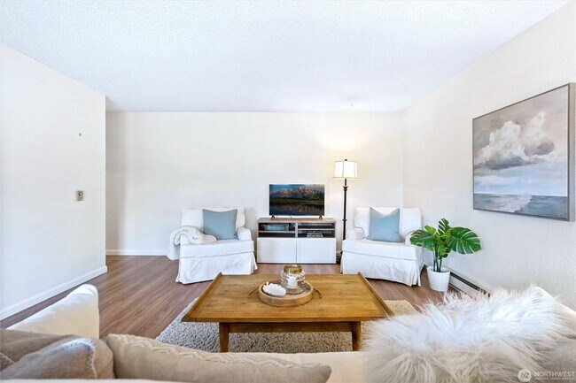 Building Photo - 2550 Thorndyke Ave W