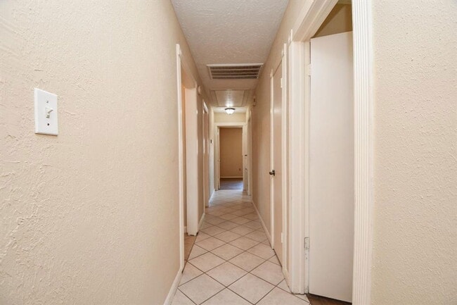 Building Photo - 14230 Cellini Dr