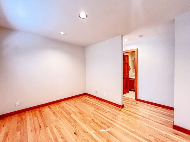 Building Photo - Charming One Bedroom Apartment
