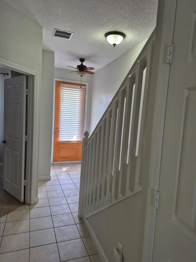 Building Photo - Large 3 bedrooms 3 Baths with a private pool