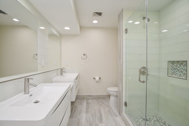 Building Photo - 15 Greenway Plz