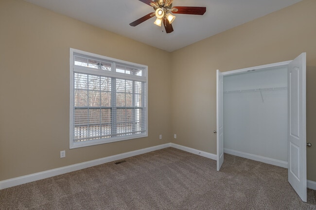 Building Photo - Huge 2 Homes in 1 with 2 full kitchens