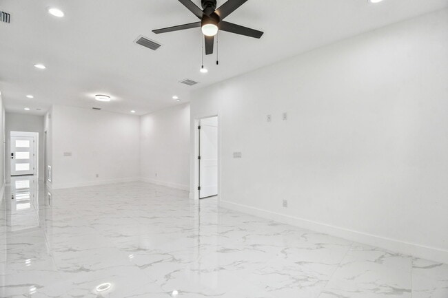 Building Photo - 1403 W 9th St